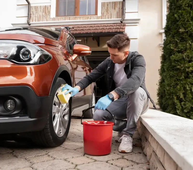 Lavage auto à domicile Espaly-Saint-Marcel : professionnel intervenant sur un véhicule